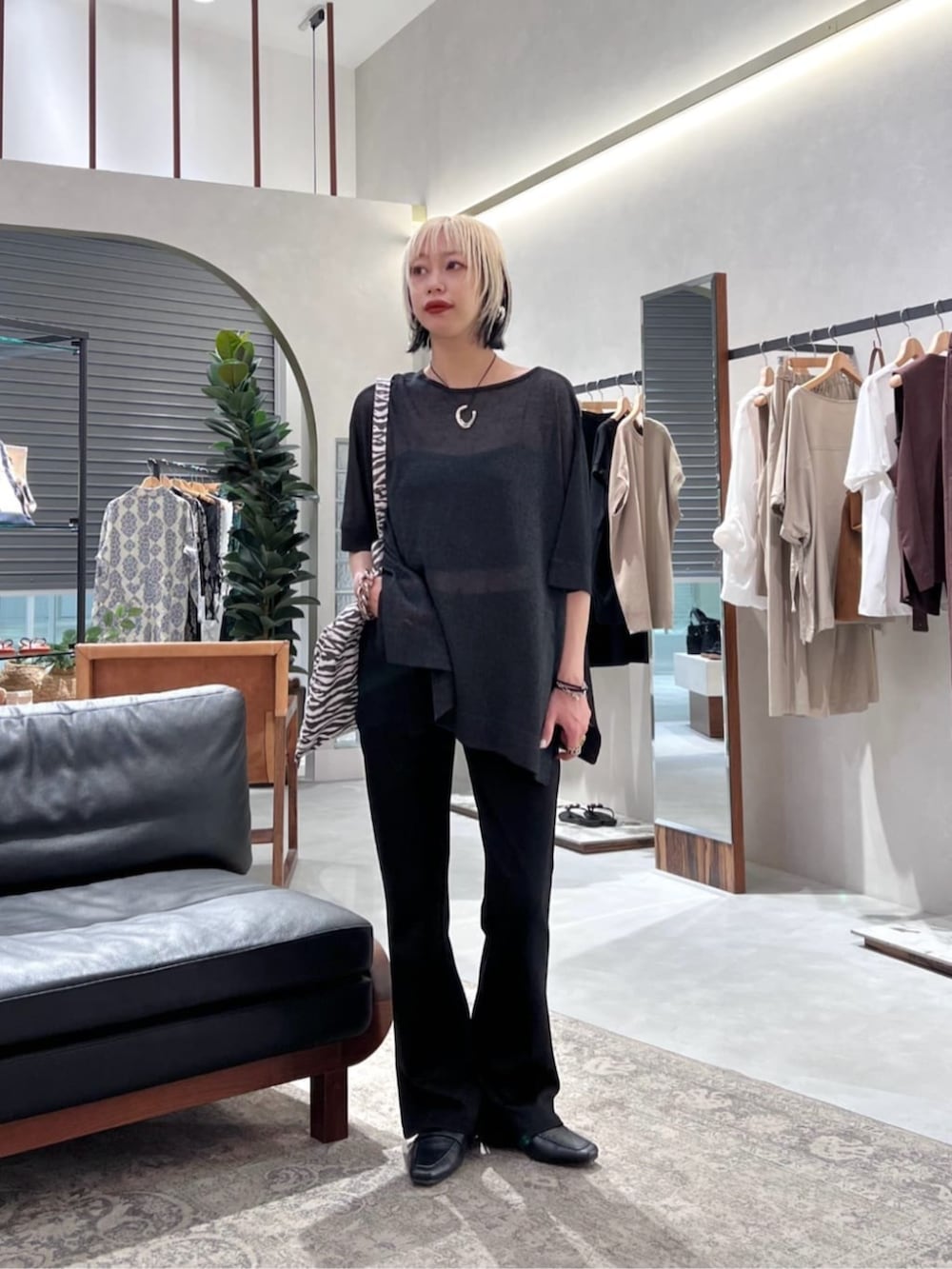 その他のトートバッグ、ブラック系のその他パンツ、ブラック系のニット/セーターを着用したレディースの夏コーディネートの4枚目の写真