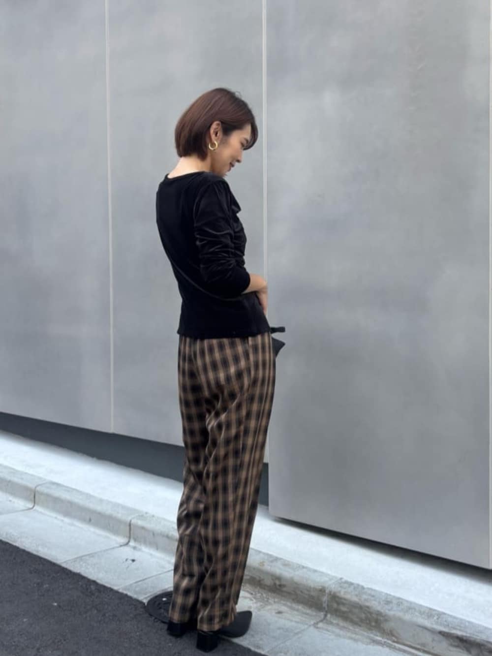 ブラック系のショルダーバッグ、ブラック系のTシャツ/カットソーを着用したレディースの夏コーディネートの3枚目の写真