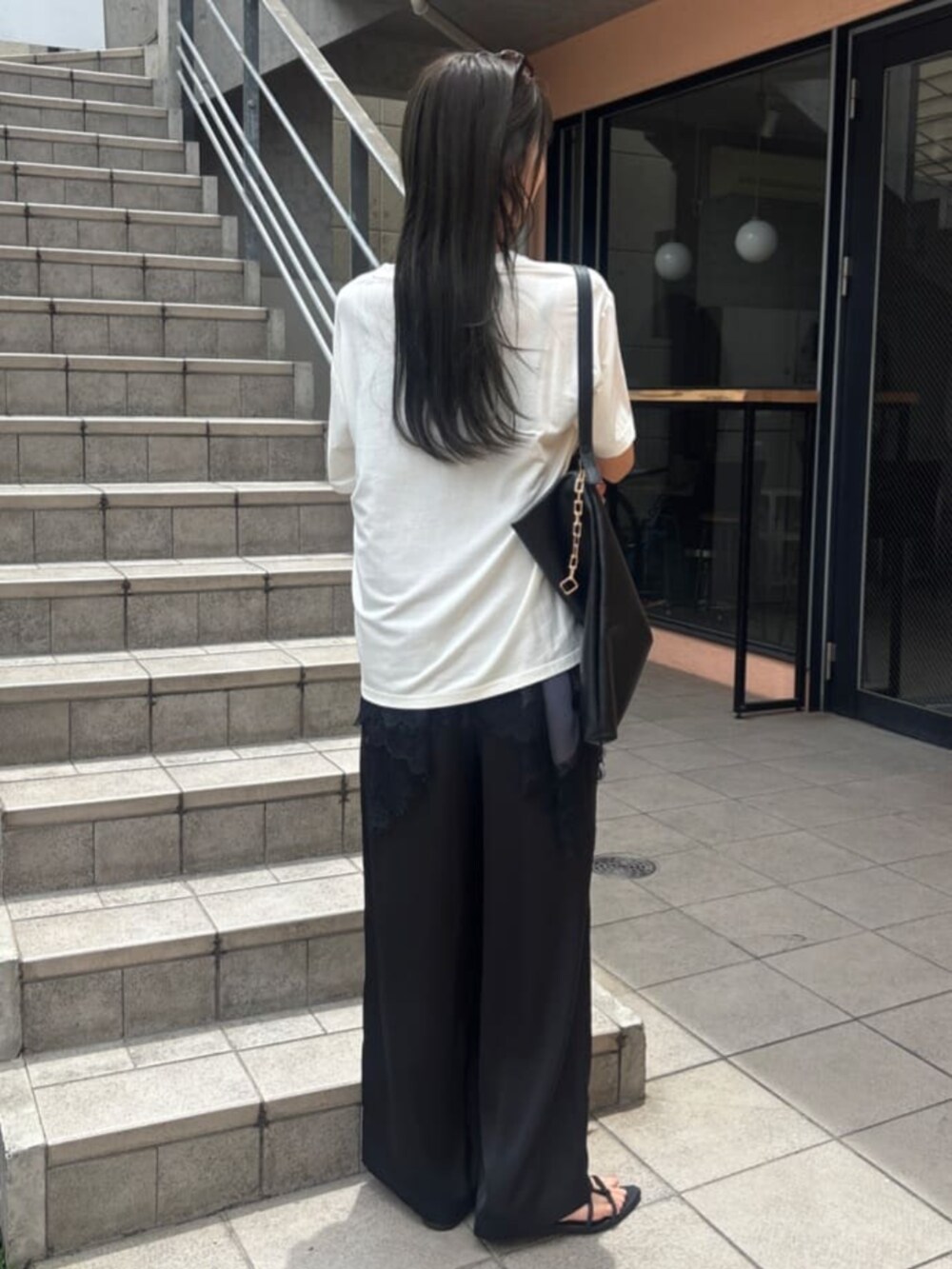 グレー系のキャミソール、その他のTシャツ/カットソー、ブラック系のその他パンツを着用したレディースの夏コーディネートの3枚目の写真