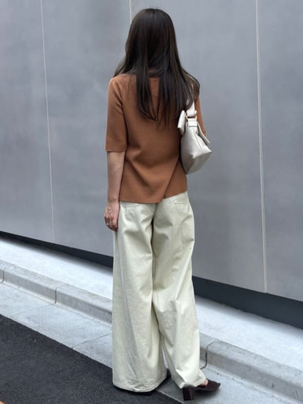 ベージュ系のその他パンツ、ホワイト系のショルダーバッグ、イエロー系のカーディガン/ボレロを着用したレディースの夏コーディネートの3枚目の写真