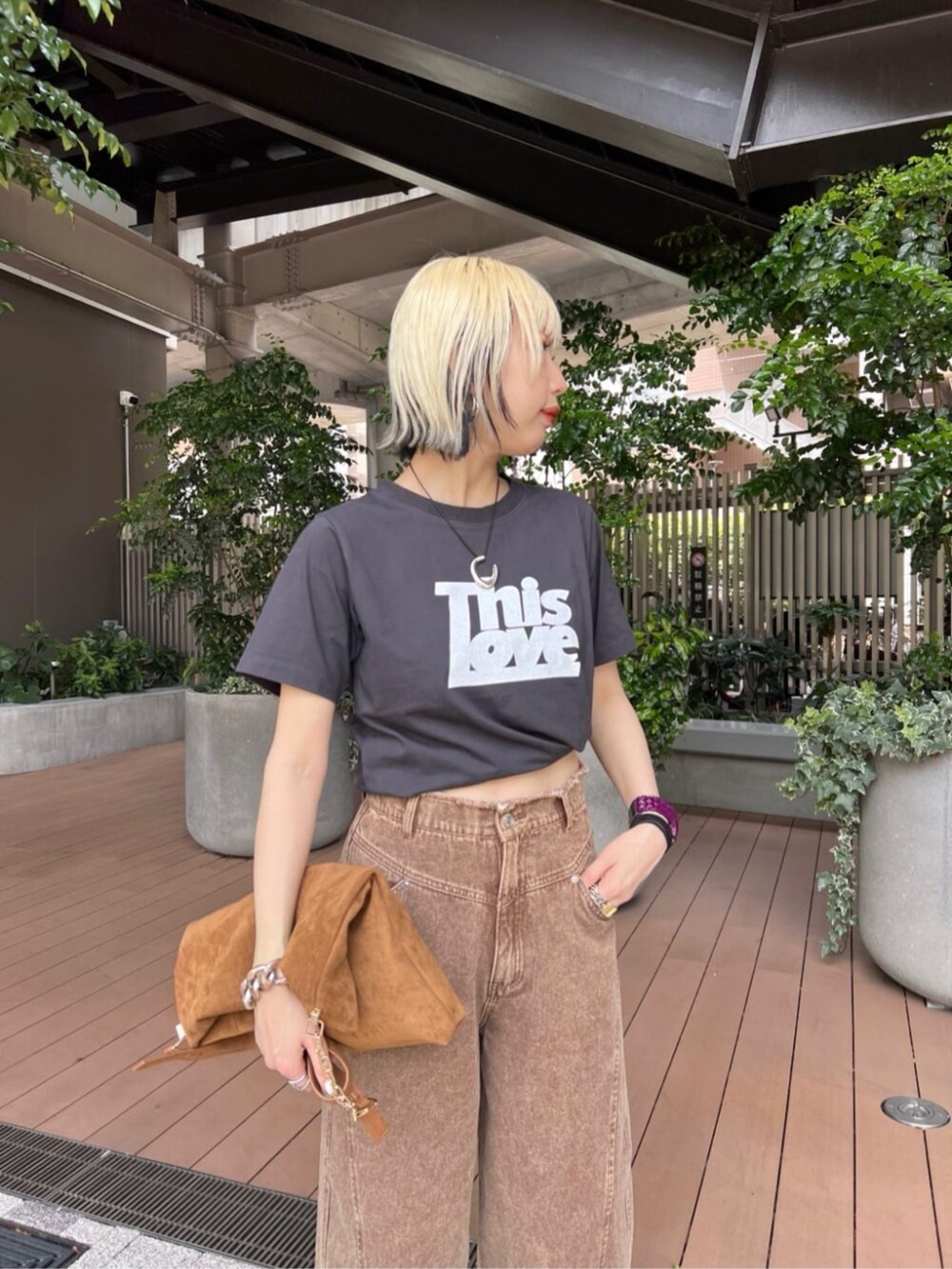 イエロー系のショルダーバッグ、グレー系のTシャツ/カットソーを着用したレディースの夏コーディネートの4枚目の写真