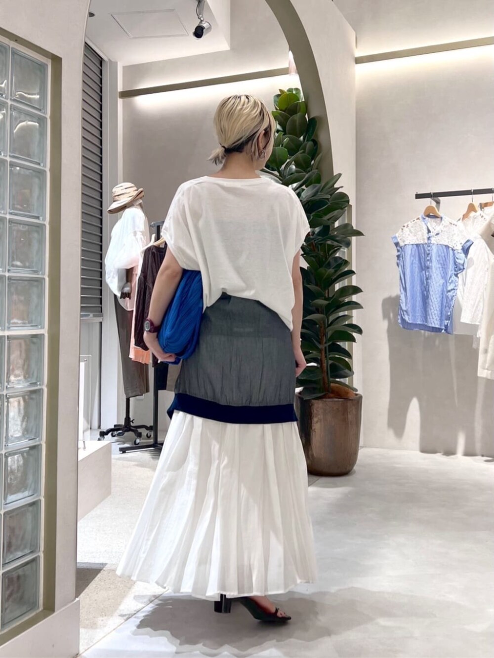 ブルー系のブルゾン、ホワイト系のTシャツ/カットソーを着用したレディースの夏コーディネートの3枚目の写真