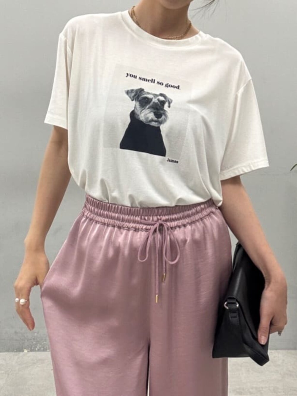 ブラック系のショルダーバッグ、ピンク系のその他パンツを着用したレディースの夏コーディネートの2枚目の写真