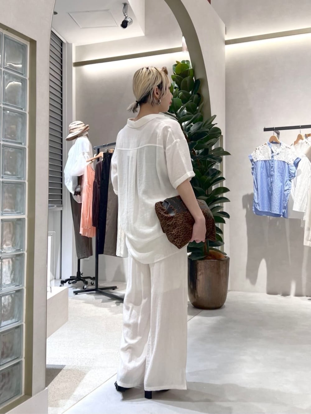 その他のトートバッグ、ホワイト系のその他パンツ、ホワイト系のシャツ/ブラウスを着用したレディースの夏コーディネートの3枚目の写真