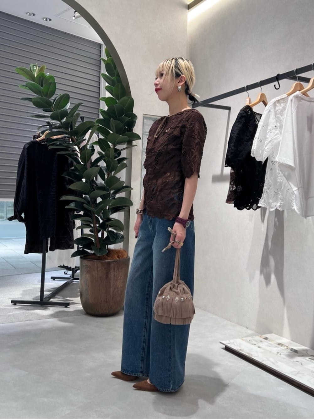 ブラウン系のシャツ/ブラウス、ブルー系のデニムパンツを着用したレディースの夏コーディネートの2枚目の写真
