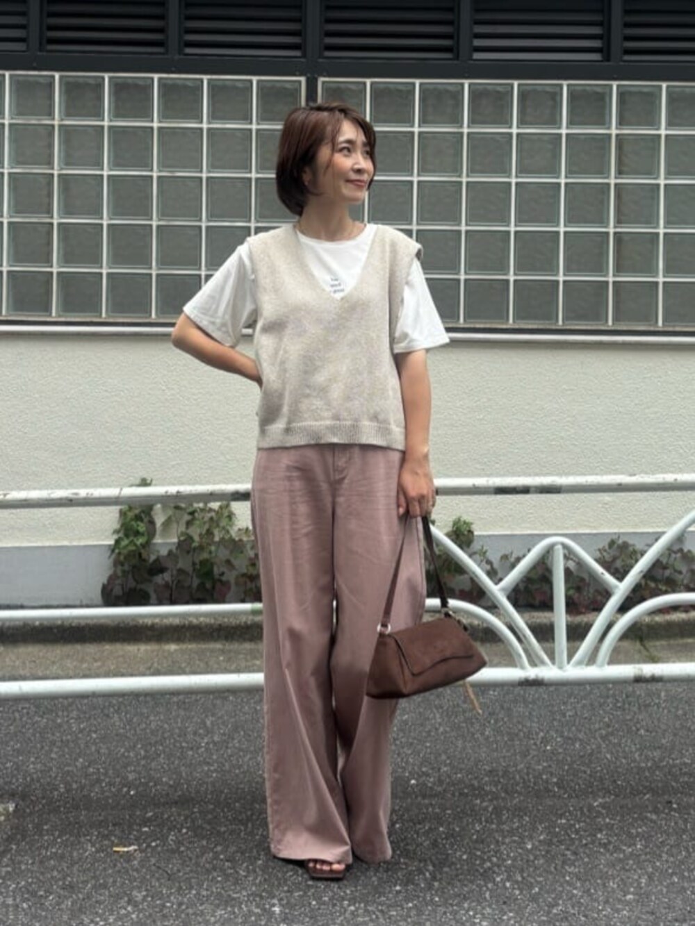 ブラウン系のショルダーバッグ、その他のTシャツ/カットソー、ピンク系のその他パンツを着用したレディースの夏コーディネートの2枚目の写真