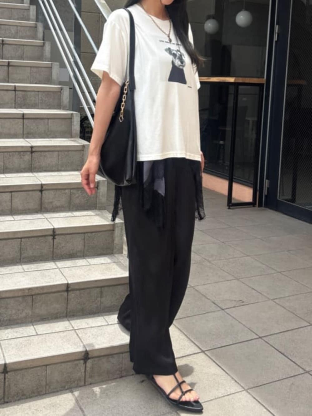 グレー系のキャミソール、その他のTシャツ/カットソー、ブラック系のその他パンツを着用したレディースの夏コーディネートの2枚目の写真