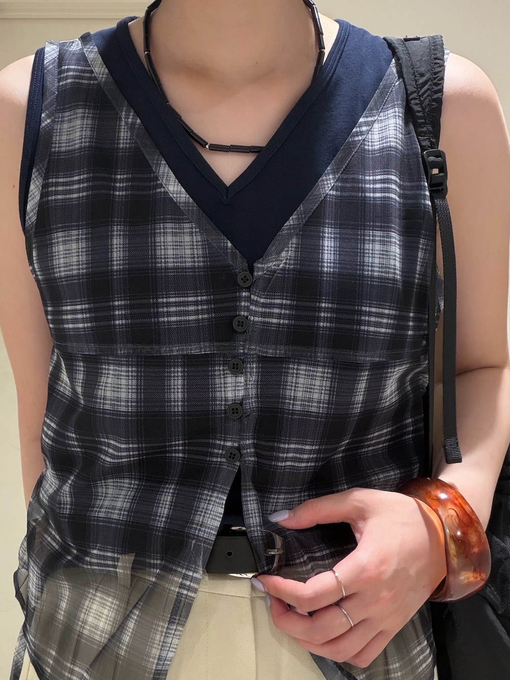 ベージュ系のその他パンツ、ブルー系のタンクトップ、ブラック系のバックパック/リュックを着用したレディースの夏コーディネートの4枚目の写真