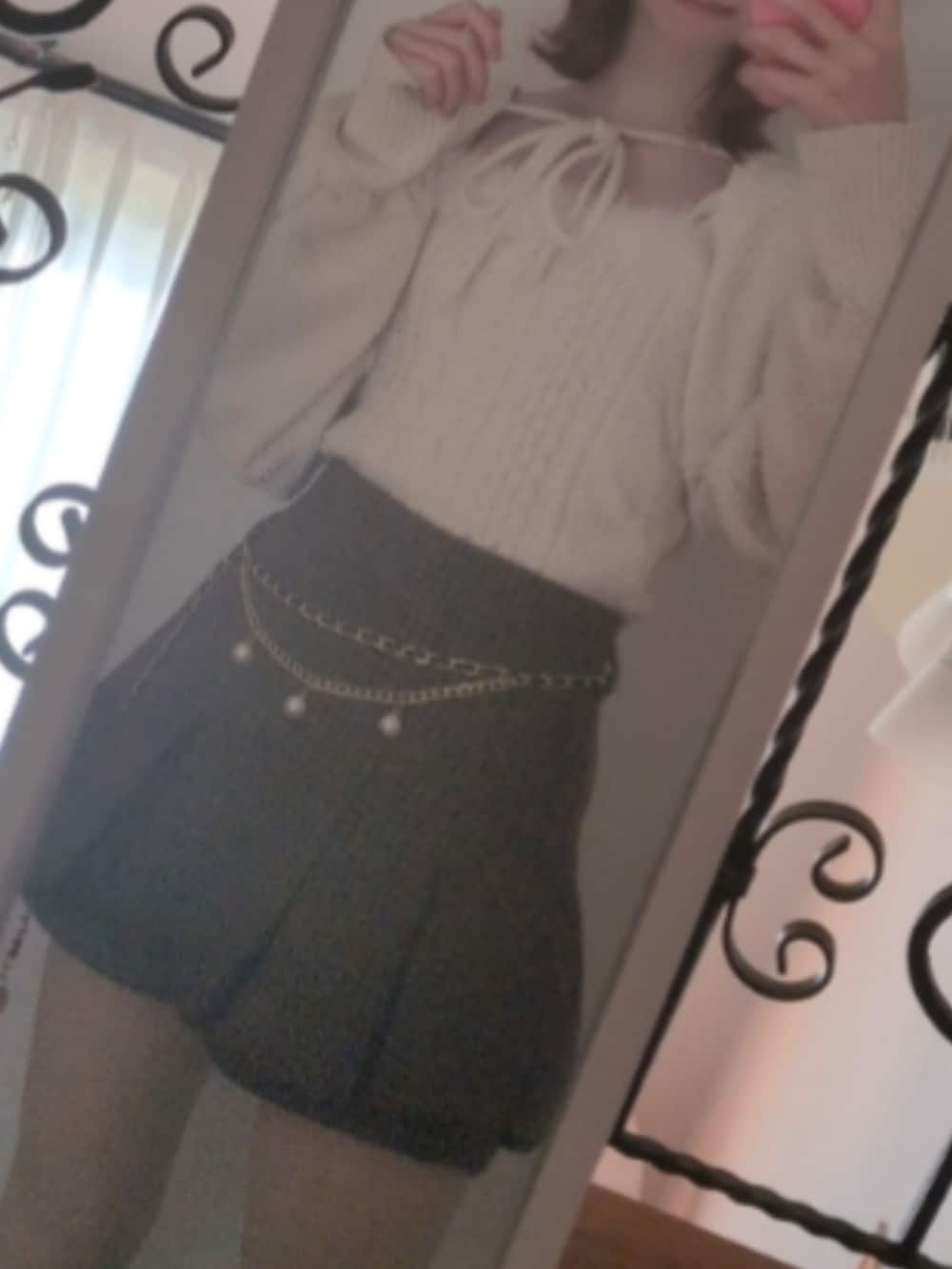 ホワイト系のニット/セーター、ブラウン系のスカートを着用したレディースの冬コーディネートの2枚目の写真