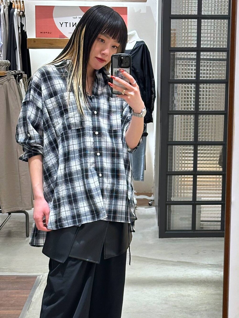 ブラック系のその他パンツ、ブラック系のシャツ/ブラウス、ブラック系のベルトを着用したレディースの春コーディネートの2枚目の写真