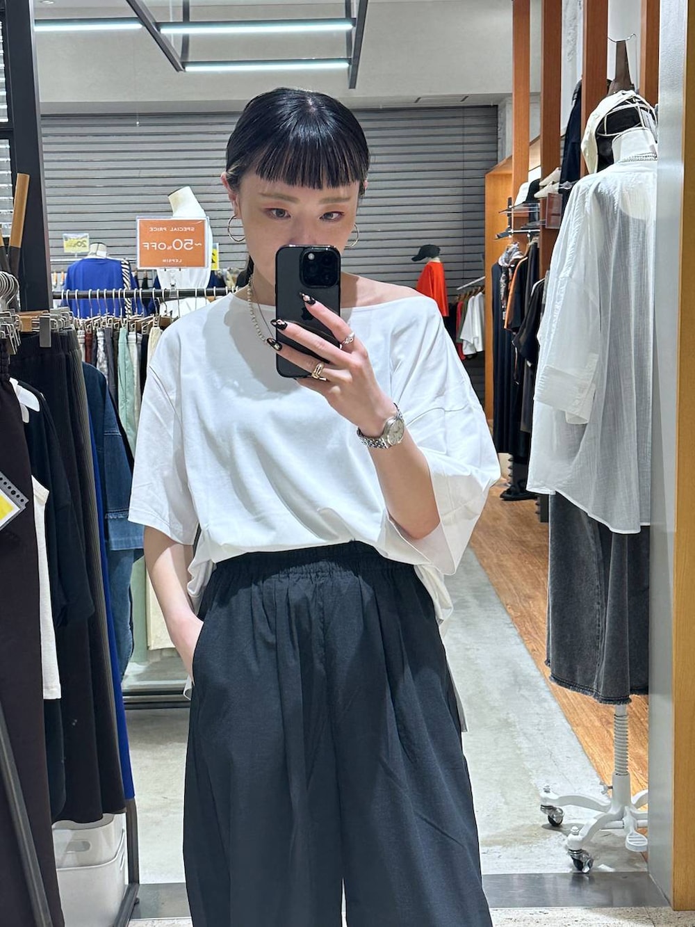 ホワイト系のTシャツ/カットソー、ブラック系のサンダル、グレー系のその他パンツを着用したレディースの夏コーディネートの2枚目の写真