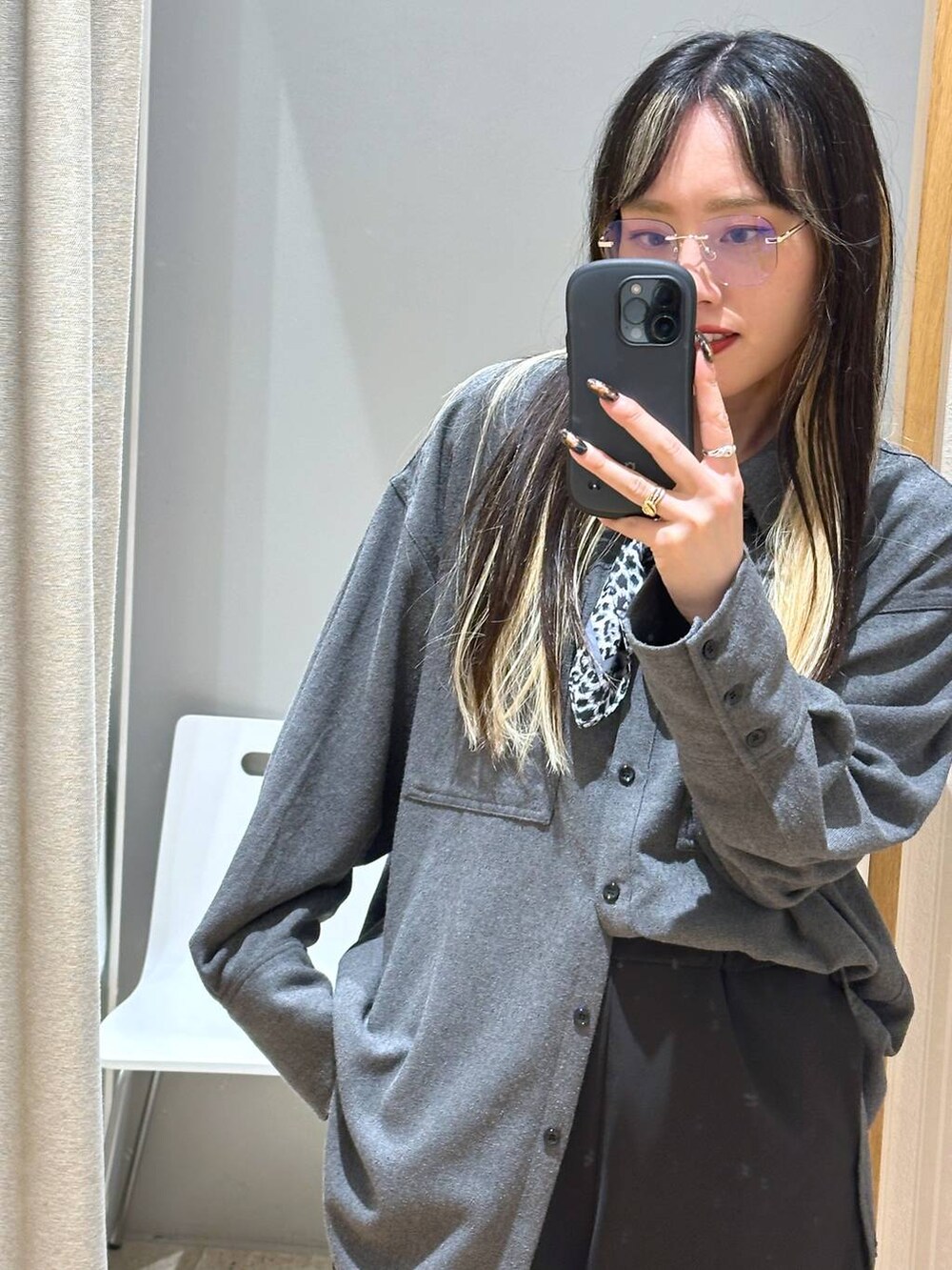 グレー系のシャツ/ブラウスを着用したレディースの秋コーディネートの2枚目の写真
