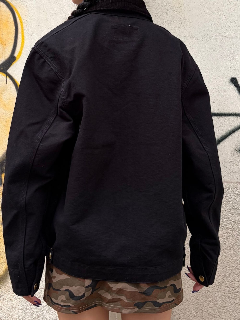 ブラウン系のスカート、ブルー系のTシャツ/カットソーを着用したレディースの秋コーディネートの6枚目の写真