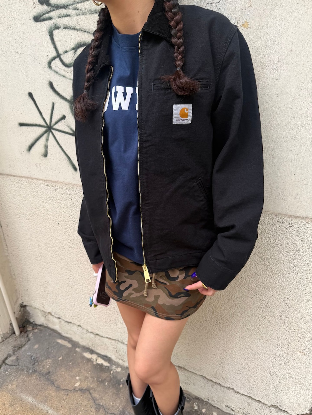 ブラウン系のスカート、ブルー系のTシャツ/カットソーを着用したレディースの秋コーディネートの4枚目の写真