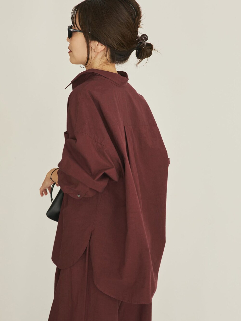 レッド系のその他パンツ、レッド系のシャツ/ブラウスを着用したレディースの春コーディネートの5枚目の写真