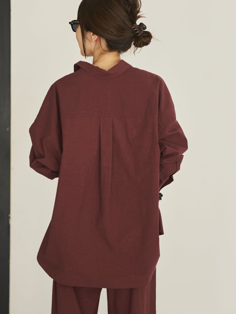 レッド系のその他パンツ、レッド系のシャツ/ブラウスを着用したレディースの春コーディネートの6枚目の写真