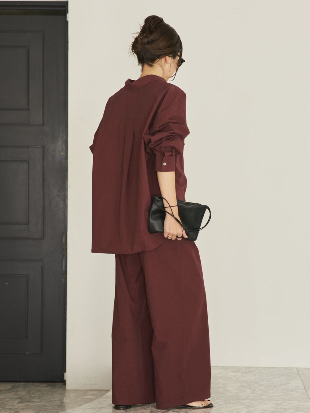 レッド系のその他パンツ、レッド系のシャツ/ブラウスを着用したレディースの春コーディネートの3枚目の写真