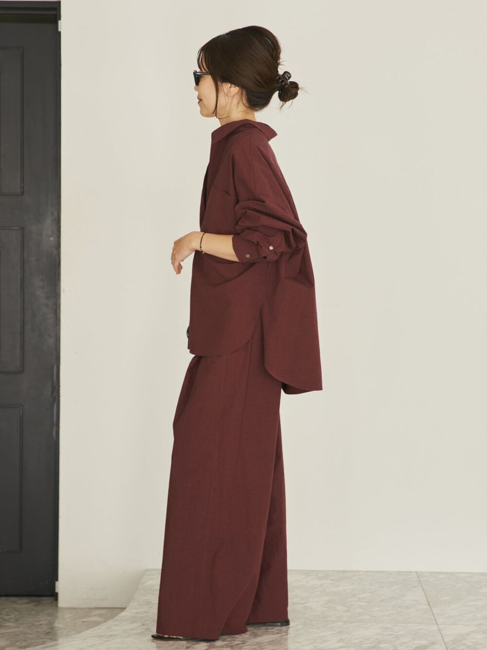 レッド系のその他パンツ、レッド系のシャツ/ブラウスを着用したレディースの春コーディネートの2枚目の写真
