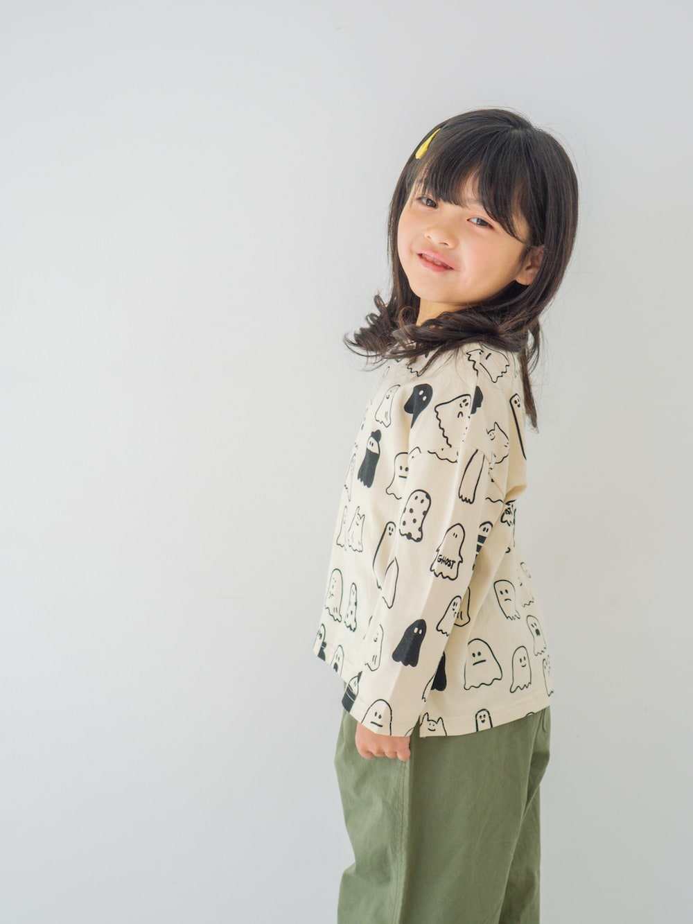 ベージュ系のTシャツ/カットソー、グリーン系のパンツを着用したキッズの秋コーディネートの2枚目の写真