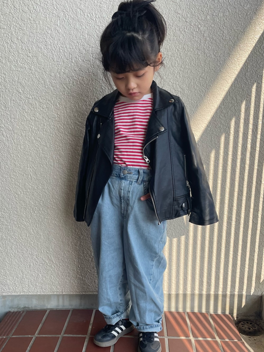 ブルー系のデニムパンツ、ブラック系のスニーカーを着用したキッズの冬コーディネートの2枚目の写真