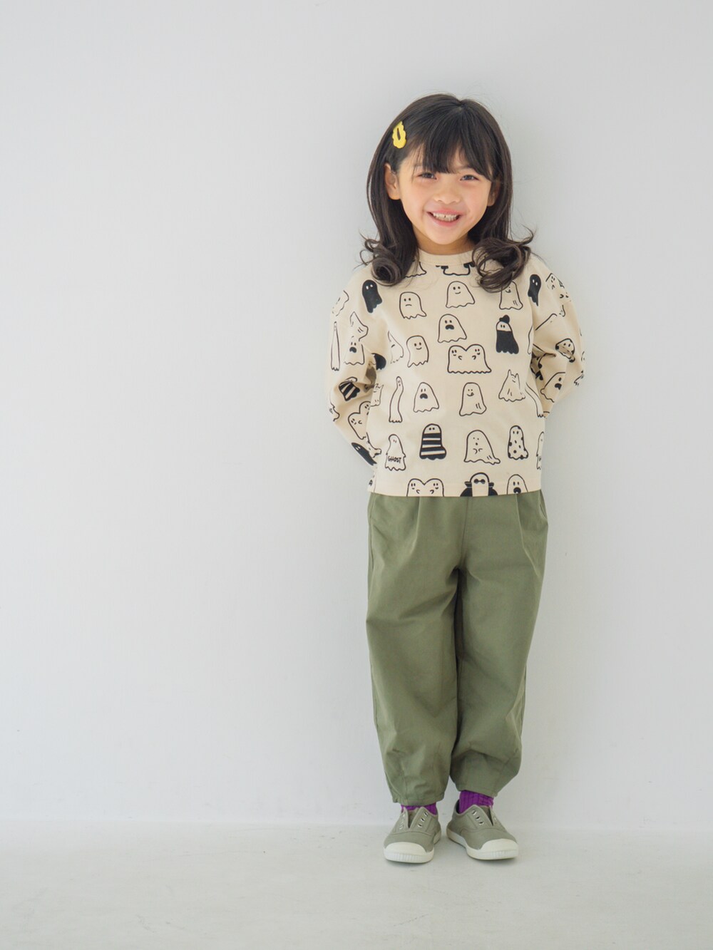 ベージュ系のTシャツ/カットソー、グリーン系のパンツを着用したキッズの秋コーディネートの3枚目の写真
