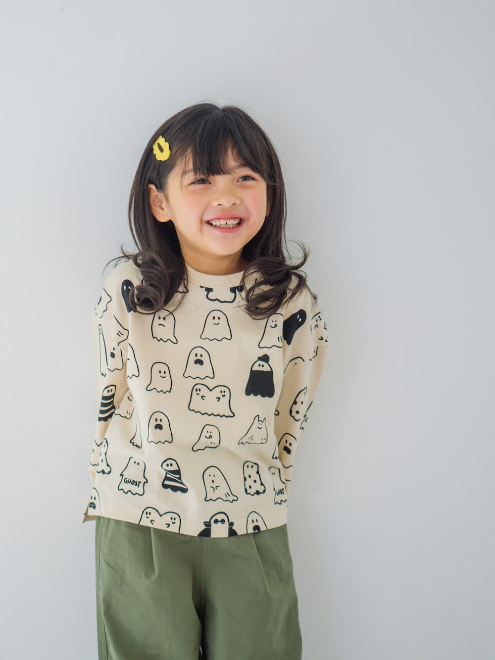 ベージュ系のTシャツ/カットソー、グリーン系のパンツを着用したキッズの秋コーディネートの5枚目の写真