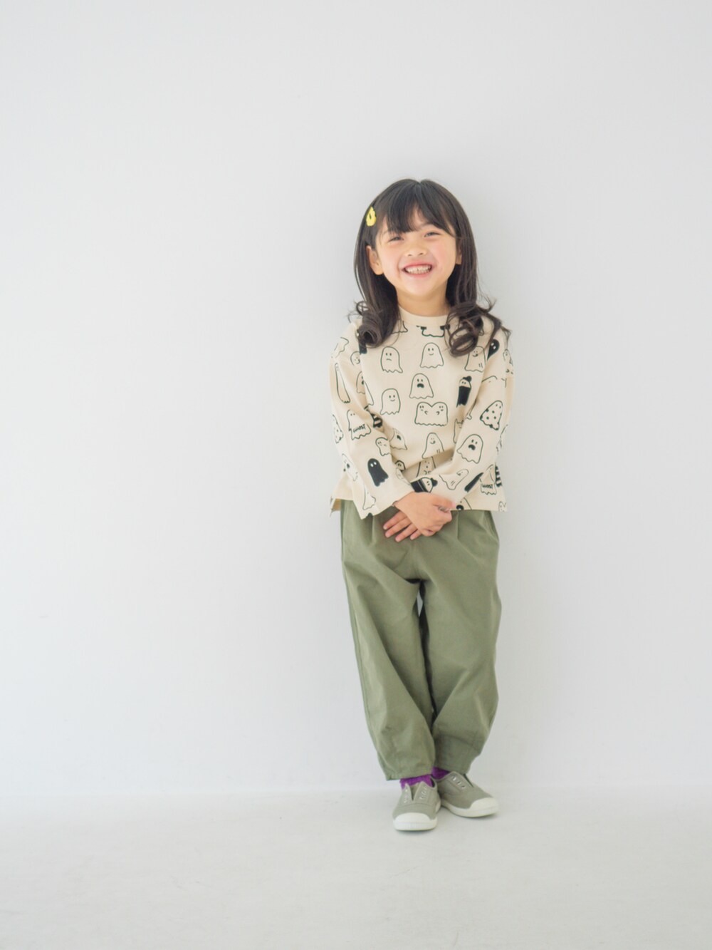 ベージュ系のTシャツ/カットソー、グリーン系のパンツを着用したキッズの秋コーディネートの4枚目の写真