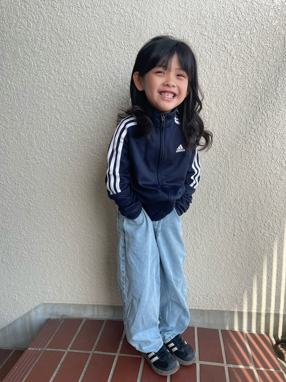 ブルー系のジャージ、ブルー系のデニムパンツ、ブラック系のスニーカーを着用したキッズの春コーディネートの5枚目の写真