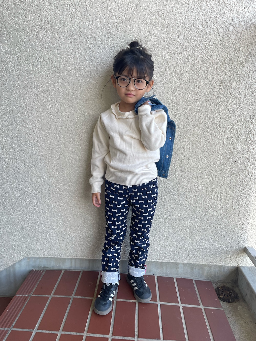 ブルー系のデニムジャケット、ブルー系のデニムパンツを着用したキッズの冬コーディネートの3枚目の写真