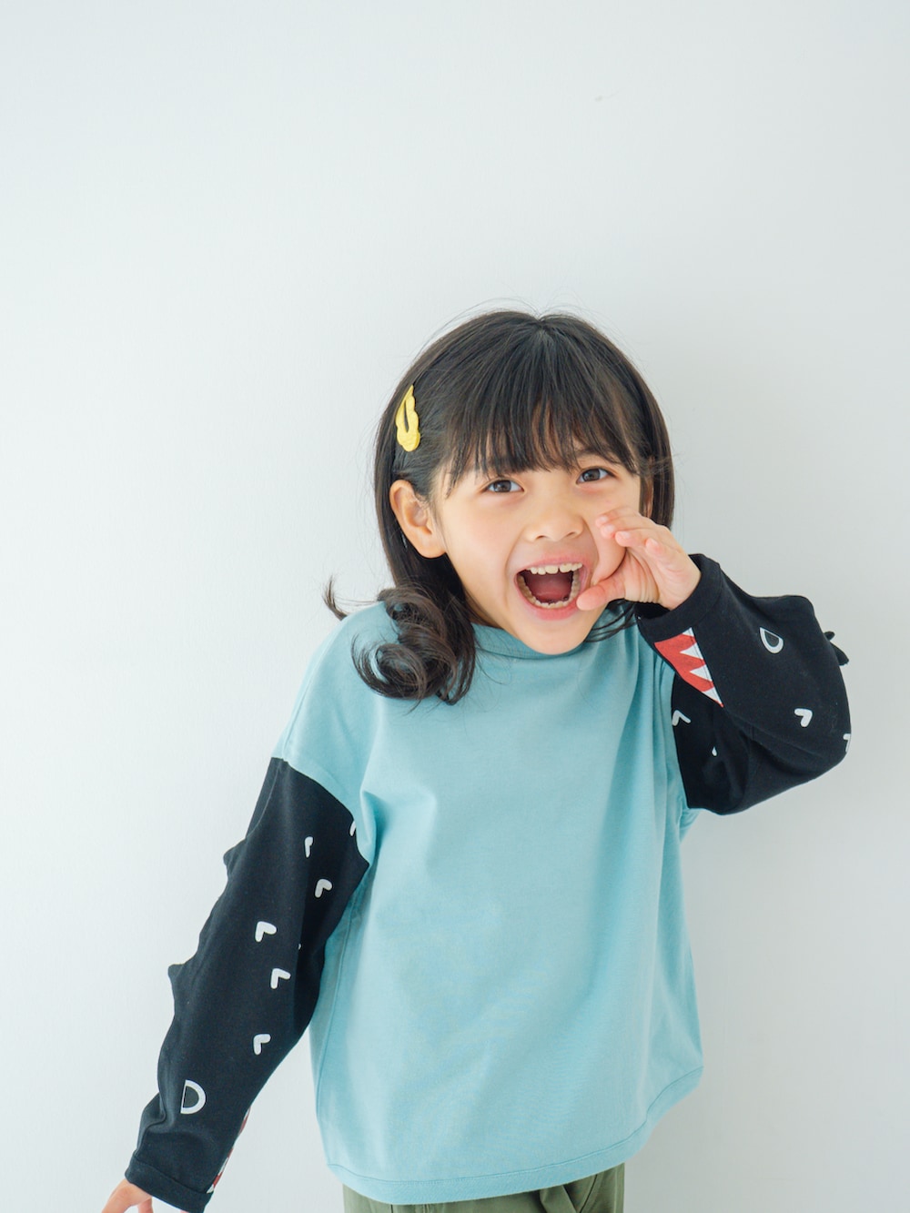 グリーン系のパンツ、ブルー系のTシャツ/カットソーを着用したキッズの秋コーディネートの2枚目の写真