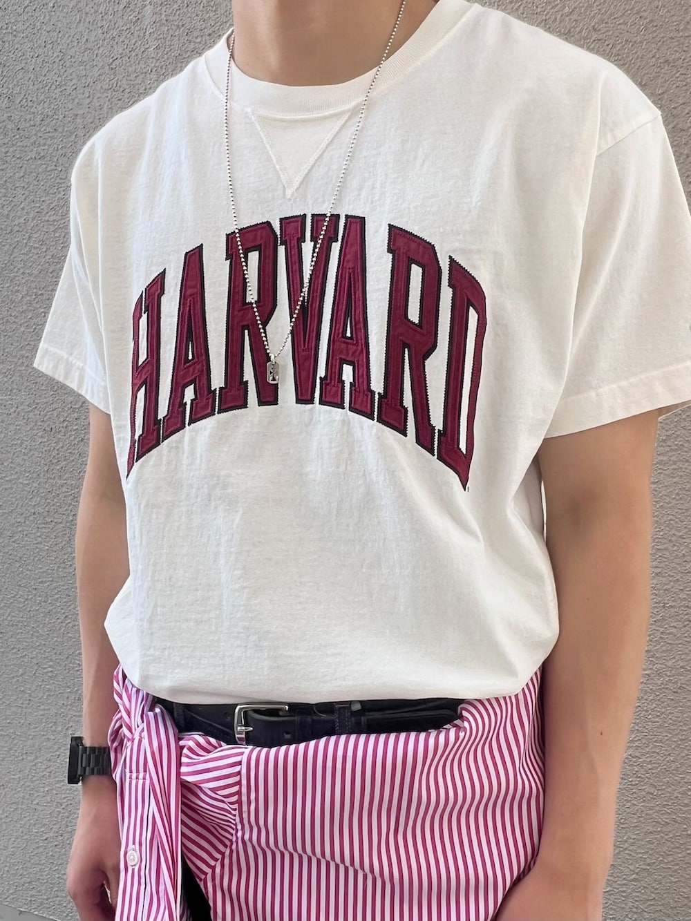 ブルー系のデニムパンツ、レッド系のシャツ/ブラウス、ホワイト系のTシャツ/カットソーを着用したメンズの春コーディネートの3枚目の写真