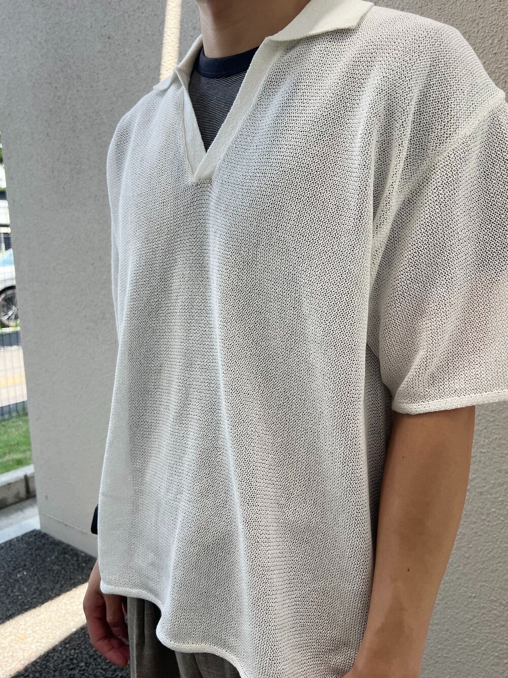 グレー系のTシャツ/カットソー、ホワイト系のニット/セーターを着用したメンズの夏コーディネートの3枚目の写真