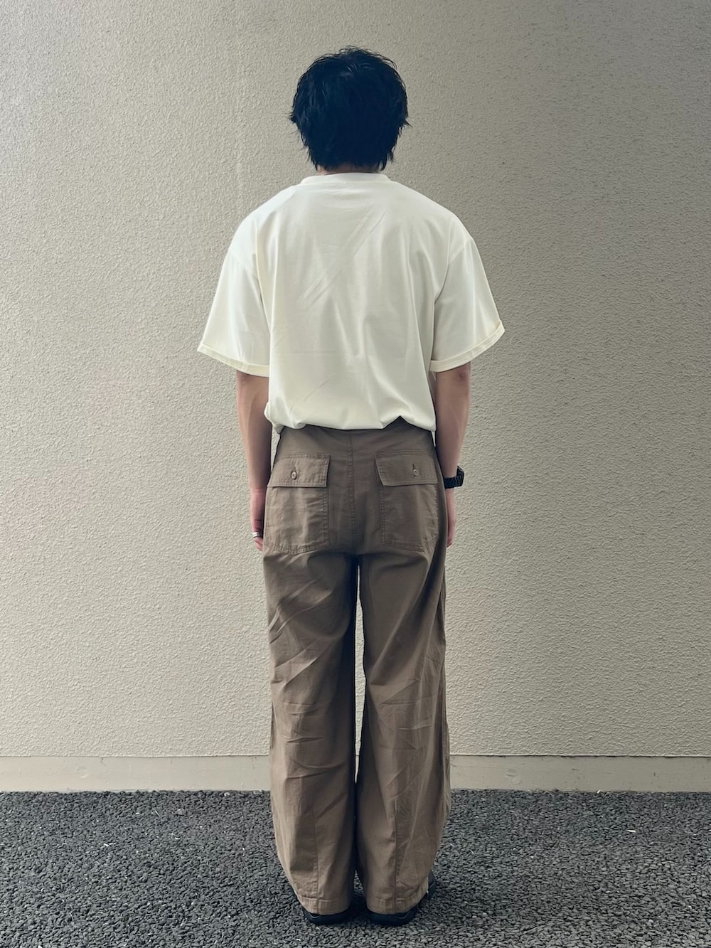 ブラウン系のその他パンツ、ホワイト系のTシャツ/カットソーを着用したメンズの夏コーディネートの2枚目の写真