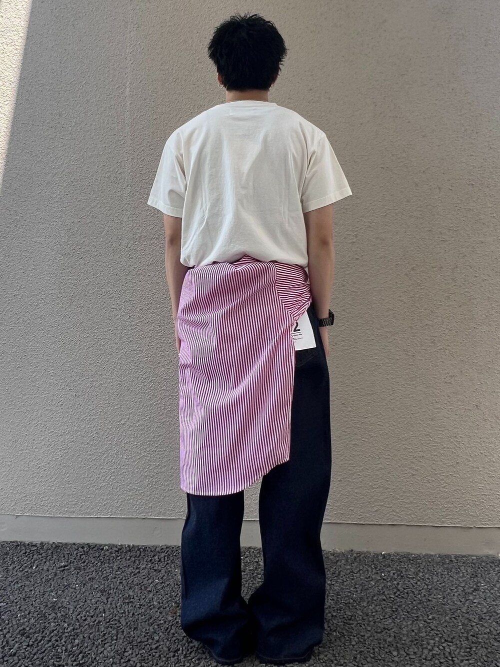 ブルー系のデニムパンツ、レッド系のシャツ/ブラウス、ホワイト系のTシャツ/カットソーを着用したメンズの春コーディネートの2枚目の写真