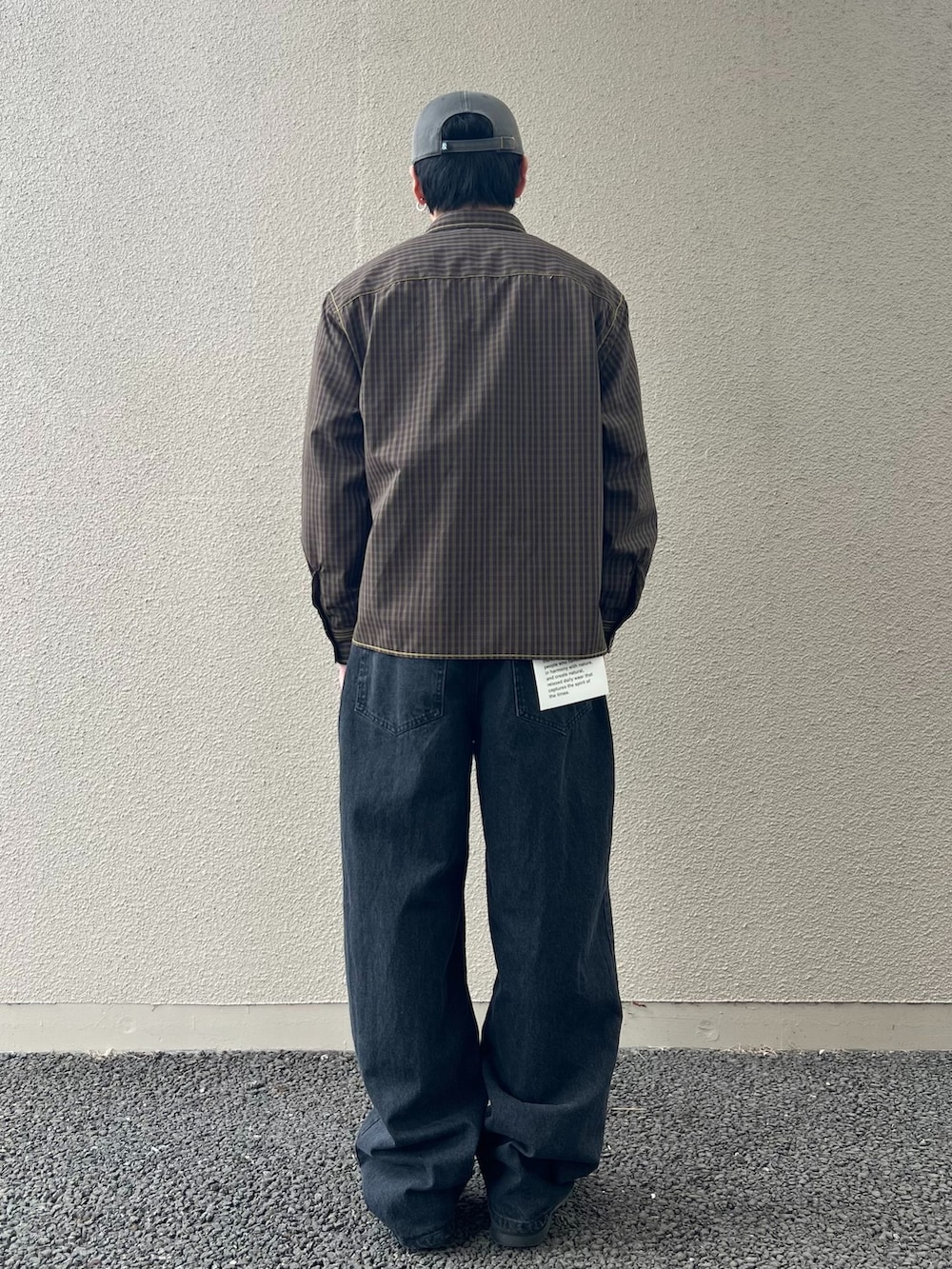 ブラウン系のシャツ/ブラウスを着用したメンズの春コーディネートの3枚目の写真