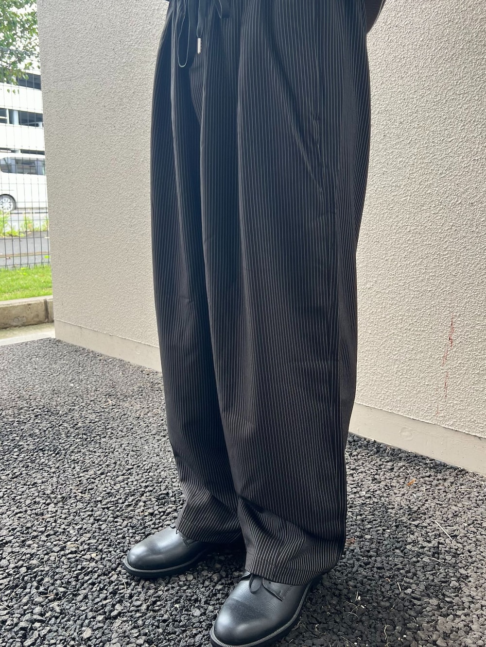 ブラウン系のカーディガン/ボレロを着用したメンズの秋コーディネートの4枚目の写真