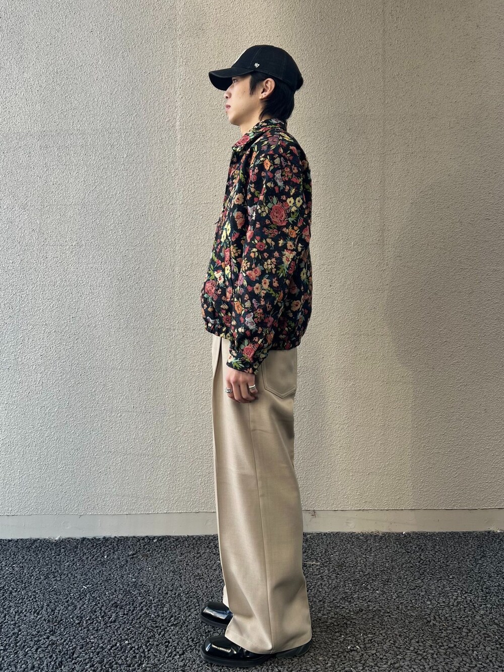 ブルー系のその他アウター、ベージュ系のスラックスを着用したメンズの冬コーディネートの2枚目の写真