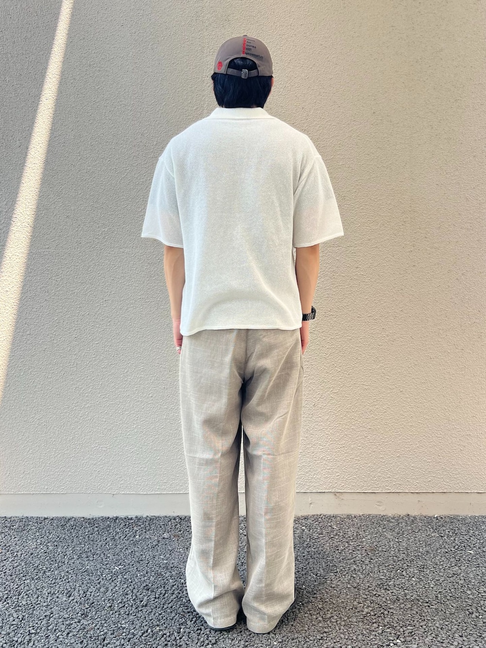 グレー系のTシャツ/カットソー、ホワイト系のニット/セーターを着用したメンズの夏コーディネートの2枚目の写真