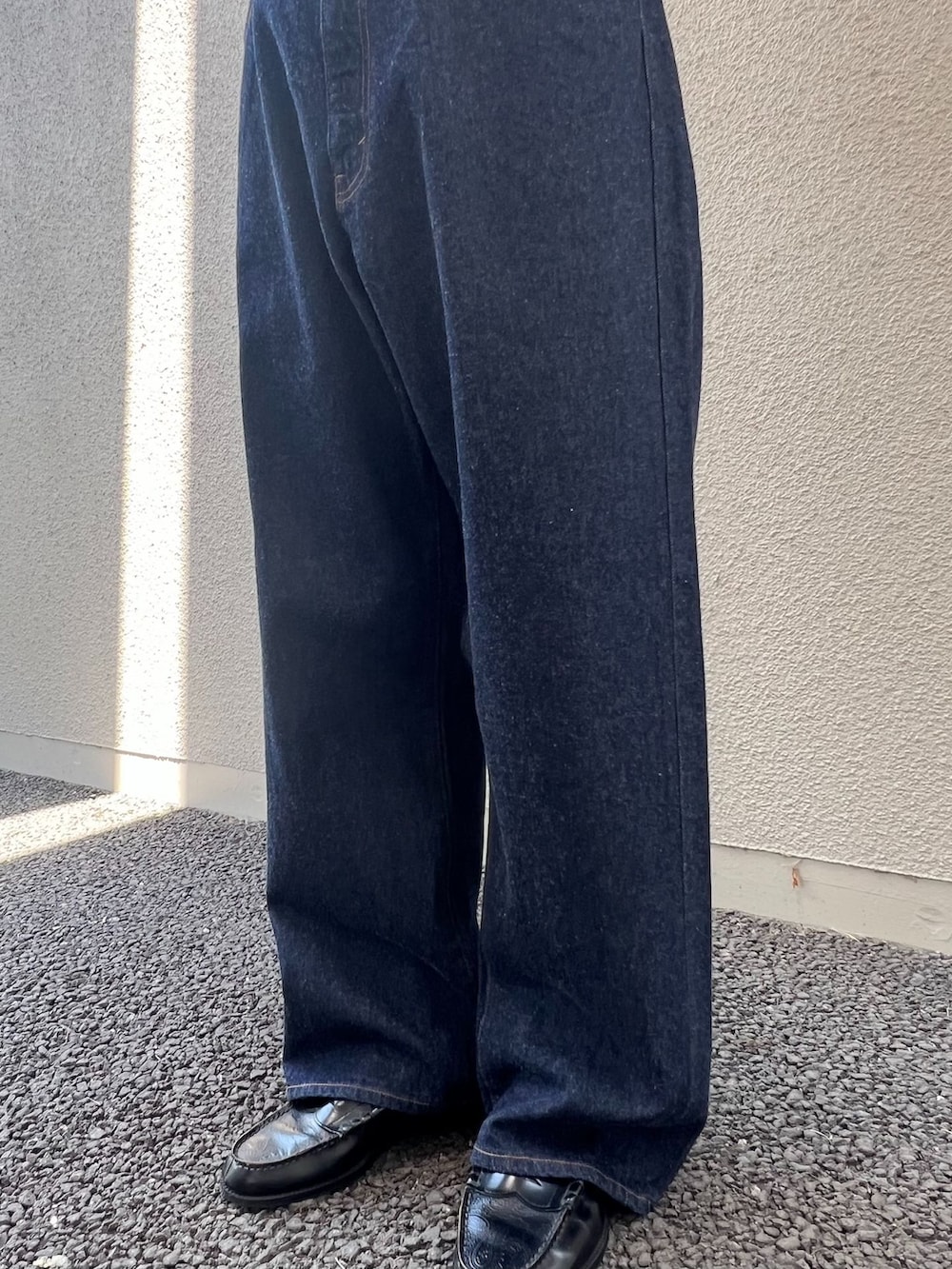 ブルー系のデニムパンツ、レッド系のシャツ/ブラウス、ホワイト系のTシャツ/カットソーを着用したメンズの春コーディネートの4枚目の写真