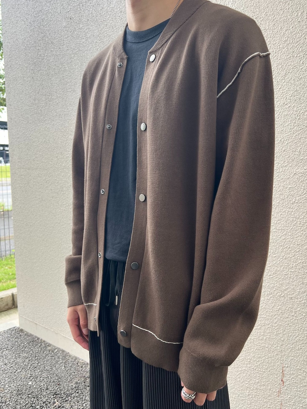 ブラウン系のカーディガン/ボレロを着用したメンズの秋コーディネートの3枚目の写真