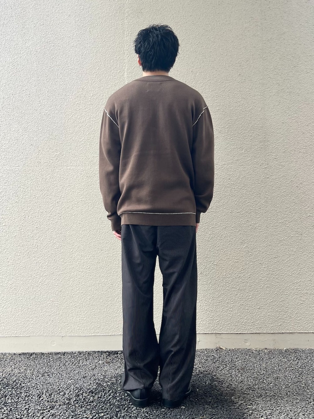ブラウン系のカーディガン/ボレロを着用したメンズの秋コーディネートの2枚目の写真