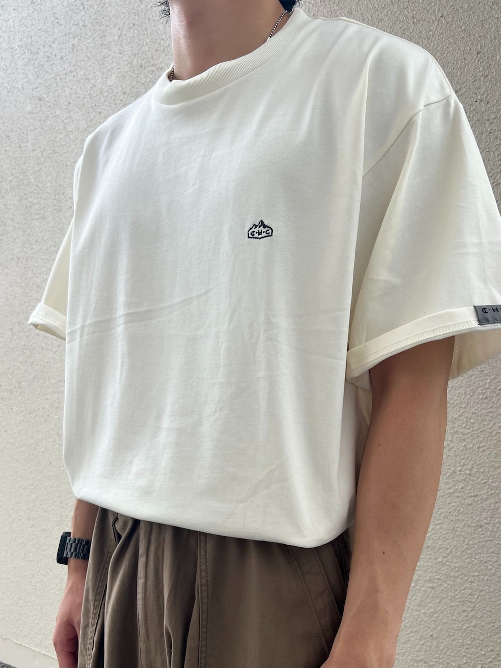 ブラウン系のその他パンツ、ホワイト系のTシャツ/カットソーを着用したメンズの夏コーディネートの3枚目の写真
