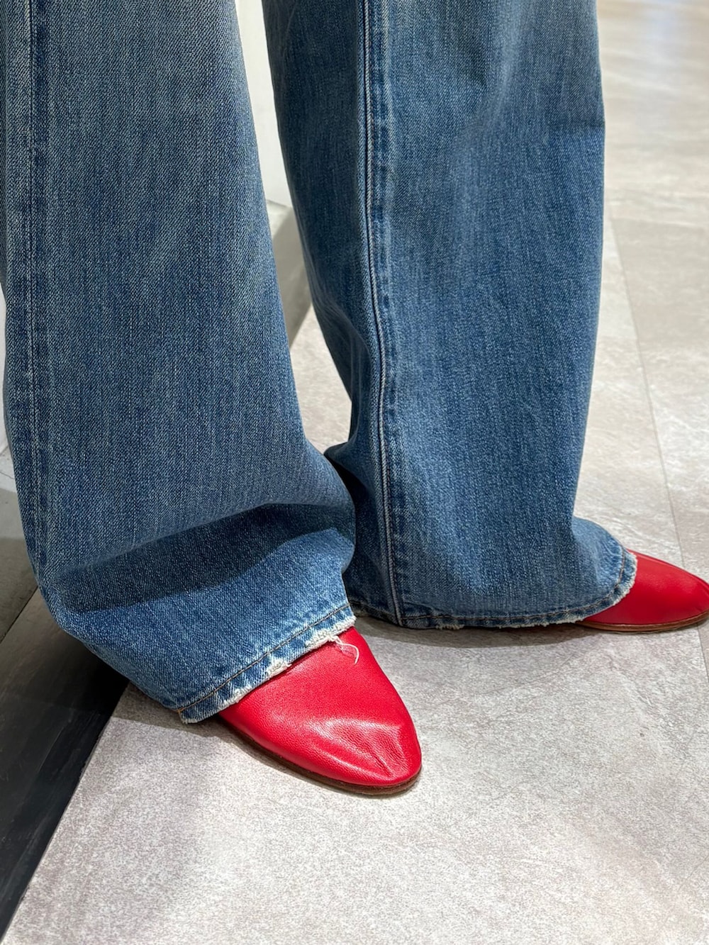 レッド系のその他シューズ、レッド系のデニムジャケット、ブルー系のデニムパンツを着用したレディースの冬コーディネートの7枚目の写真