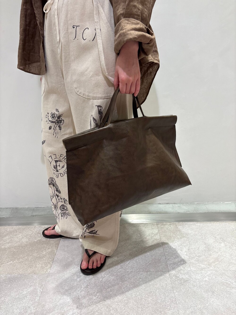 ホワイト系のその他パンツ、ブラウン系のシャツ/ブラウス、ブラウン系のタンクトップを着用したレディースの春コーディネートの7枚目の写真