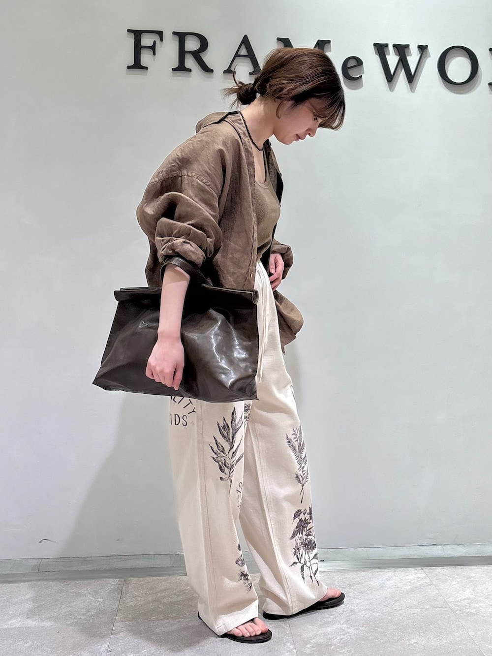 ホワイト系のその他パンツ、ブラウン系のシャツ/ブラウス、ブラウン系のタンクトップを着用したレディースの春コーディネートの2枚目の写真