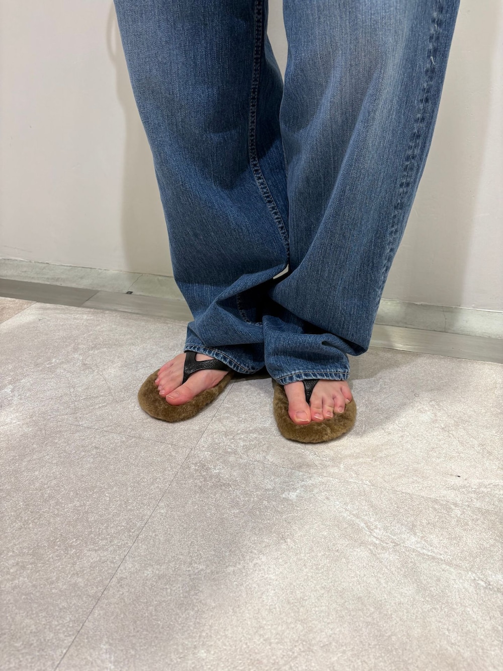 ブルー系のデニムパンツ、イエロー系のトートバッグ、イエロー系のサンダルを着用したレディースの夏コーディネートの10枚目の写真