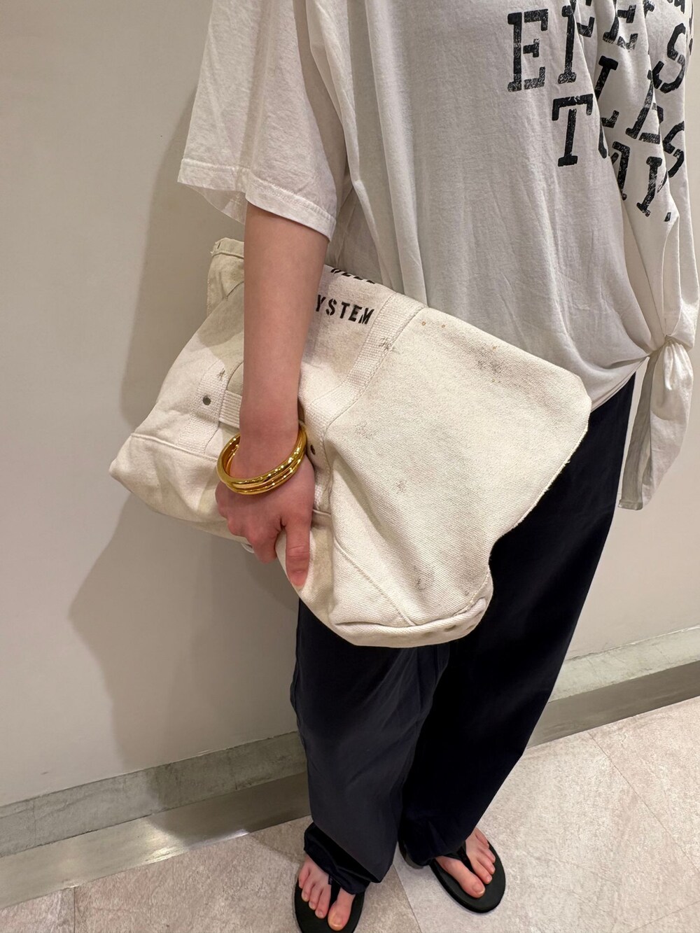 ブラック系のサンダル、ブルー系のその他パンツ、ホワイト系のTシャツ/カットソーを着用したレディースの夏コーディネートの6枚目の写真
