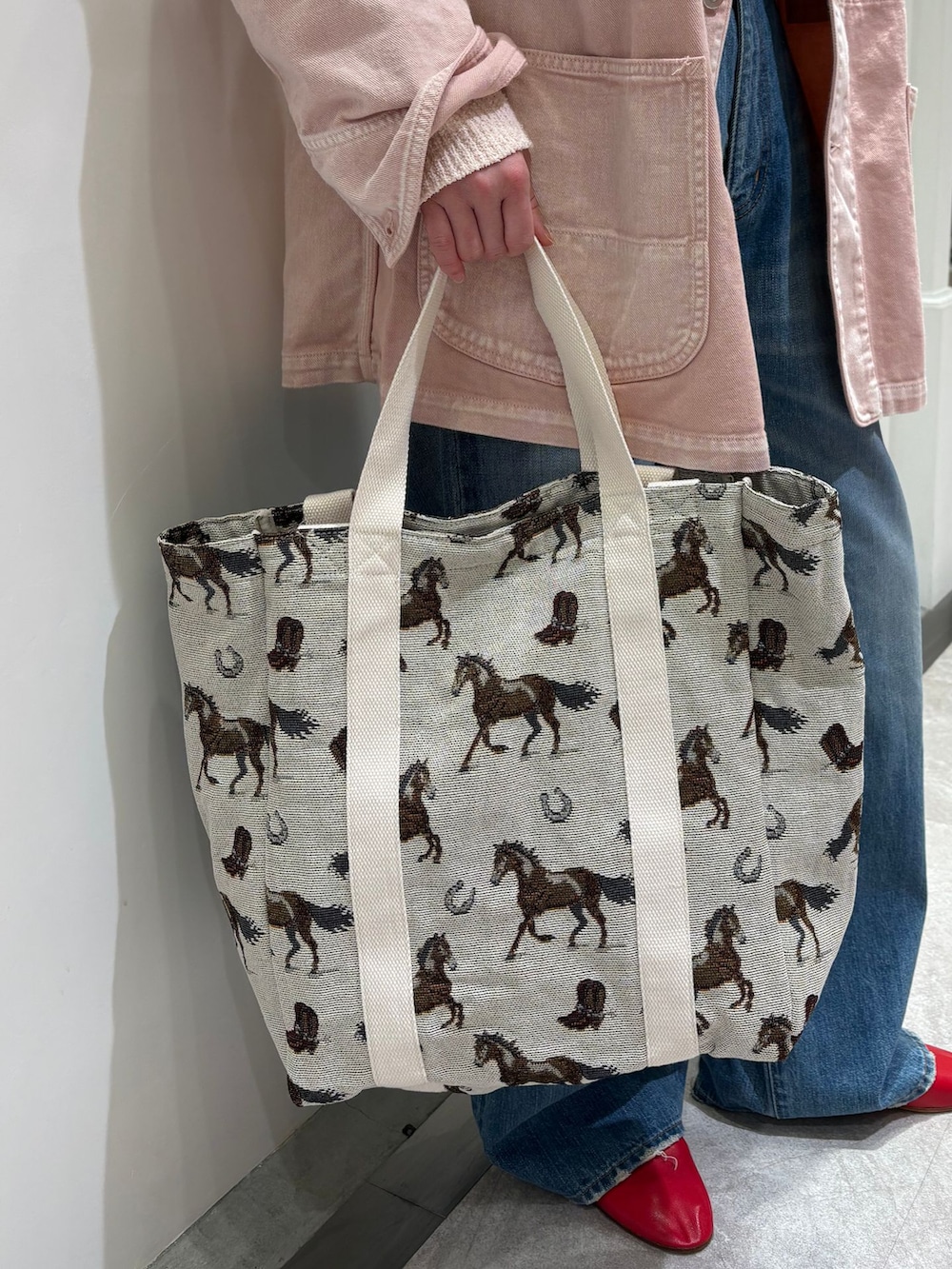 レッド系のその他シューズ、レッド系のデニムジャケット、ブルー系のデニムパンツを着用したレディースの冬コーディネートの6枚目の写真