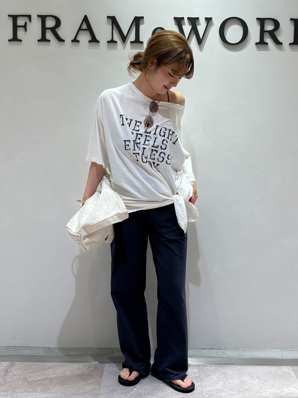 ブラック系のサンダル、ブルー系のその他パンツ、ホワイト系のTシャツ/カットソーを着用したレディースの夏コーディネートの2枚目の写真