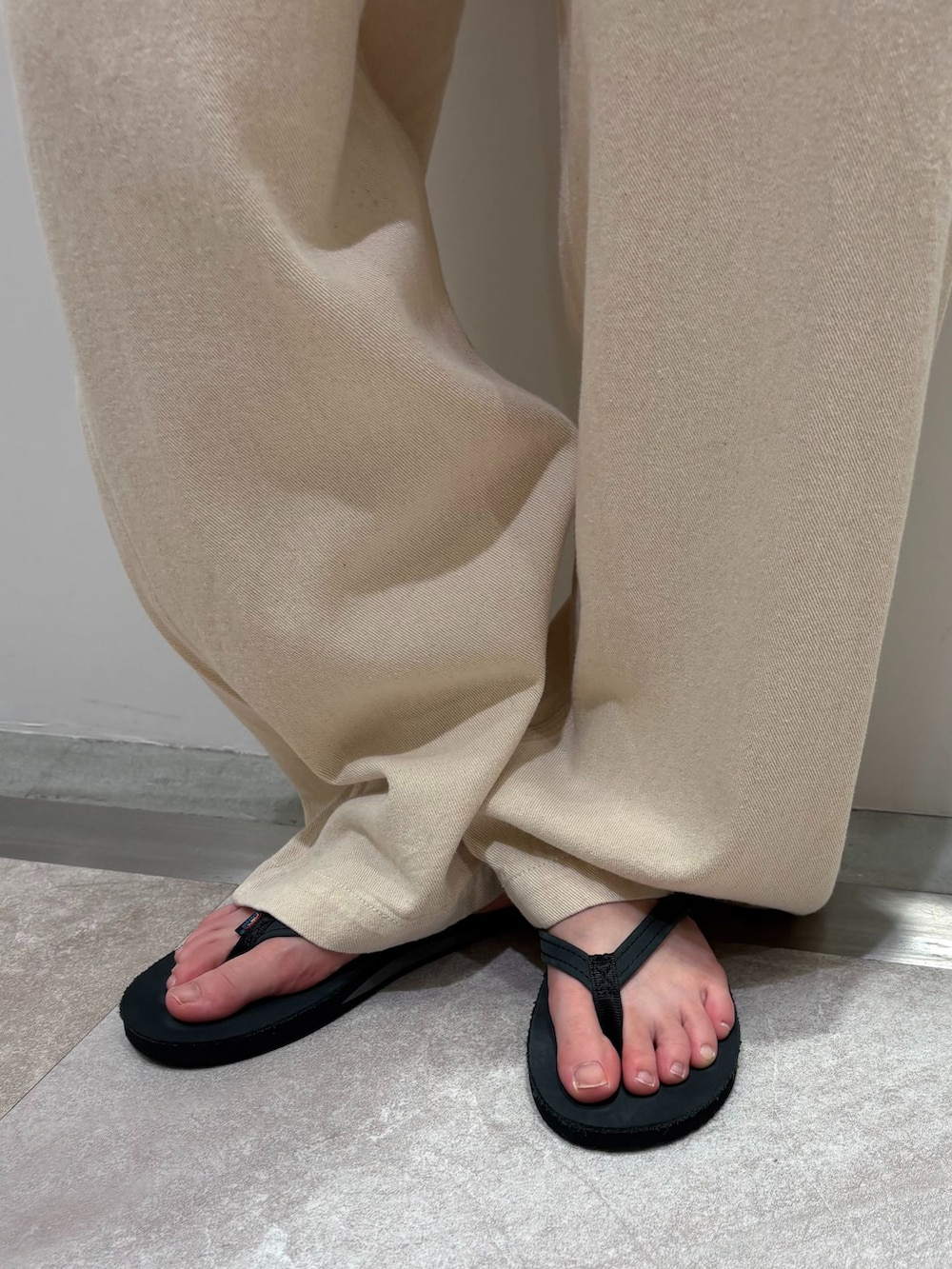 ホワイト系のその他パンツ、ブラック系のサンダルを着用したレディースの夏コーディネートの7枚目の写真